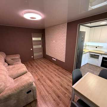 Двухкімнатна квартира студія з ремонтом в Лісках.2/5.
