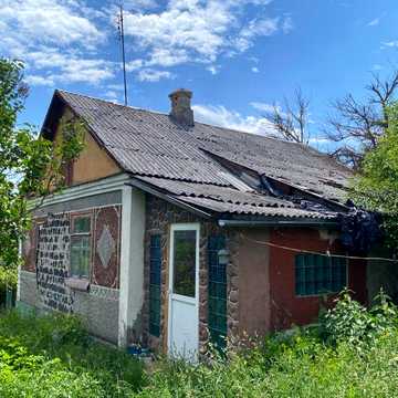 Будинок з гаражем та сараєм