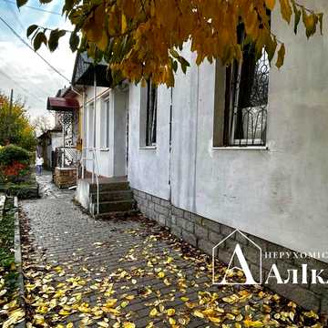 Продам частину будинку з двома гаражами в центральній частині міста!