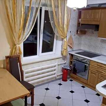 Оренда 3-х кімнатної квартири, з необхідні меблі та техніка, нормальний житловий стан, район  один з найкращих у місті