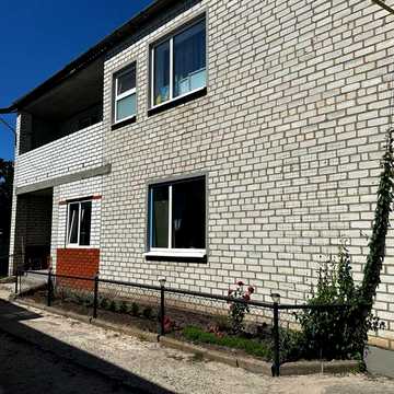 Продам два будинка в одному дворі.