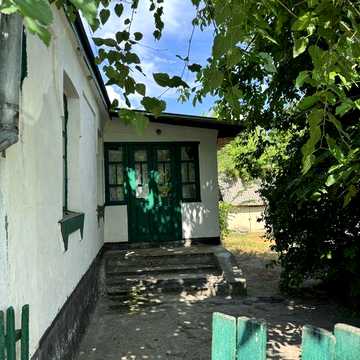 Продається приватний будинок із земельною ділянкою від власника