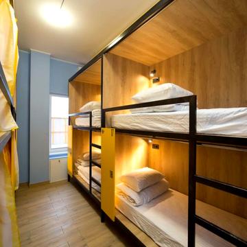 Капсула в номере с кондиционером в Hotel Bee Station