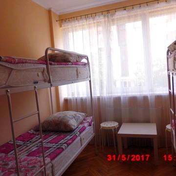 Кровать в восьмиместном номере в хостеле Iskra