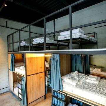 Кровать в 12-местном общем номере