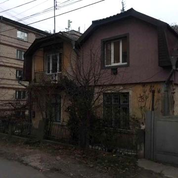 Продам перший поверх особняка в центрі міста Чернівці.