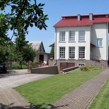 Продаю 3 поверховий дім з садом і ділянкою на 11.5 сотки, 202 кв. м