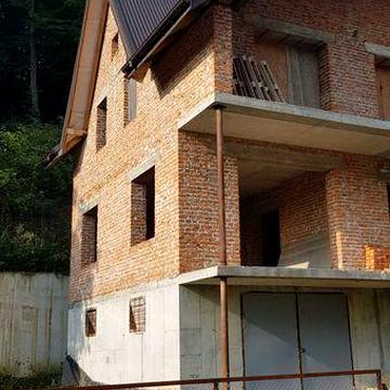 Новозбудований двоповерховий будинок з гаражем по вул. Водна