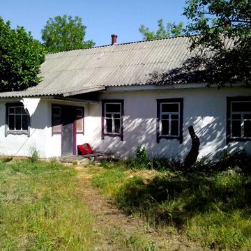 Хата біля електрички