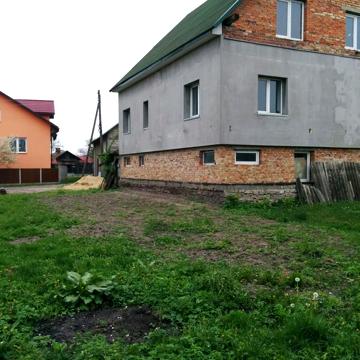 Продається  земельна ділянка з будинком
