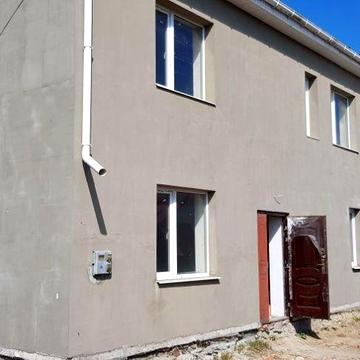 Продається новозбудований цегляний будинок з земельною ділянкою.