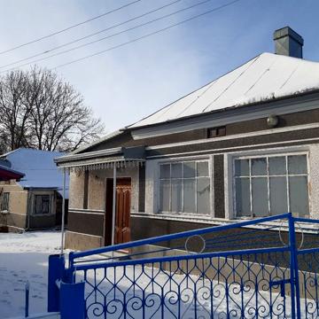 Продається будинок з господарськими будовами