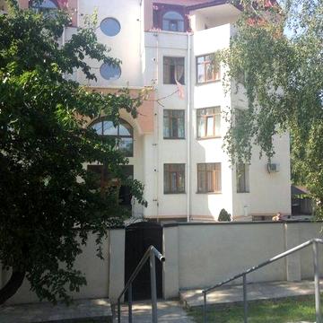 Сдам возле метро квартиру новый ремонт мебель автономка