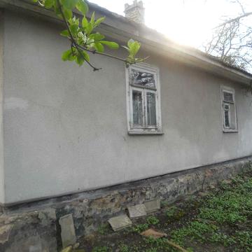 Продам старенький будинок із земельною ділянкою.