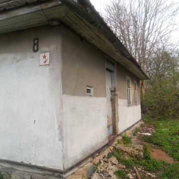 Продам старенький будинок із земельною ділянкою.