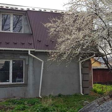 2-поверховий новозбудований будинок в центральній частині міста