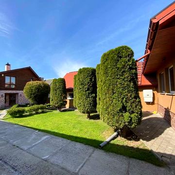 Закарпаття, м. Хуст. Сучасний котедж + фасадні комерційні приміщення.