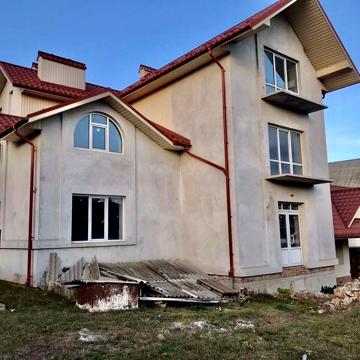 Продається 3-поверховий будинок. Чортків