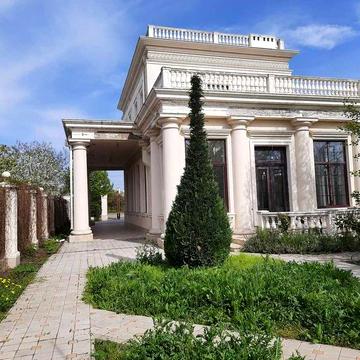 Дом с ландшафтным дизайном и эксклюзивным проектом в Черноморске