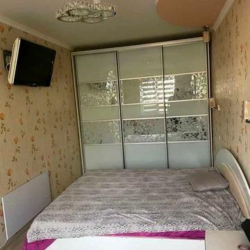 2 кімнатна квартира на Виставці, середній поверх, цегла.
