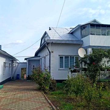 Продається  два житлових будинки в м. Снятин за ціною одного.