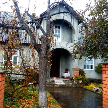 Будинок з великою територією.