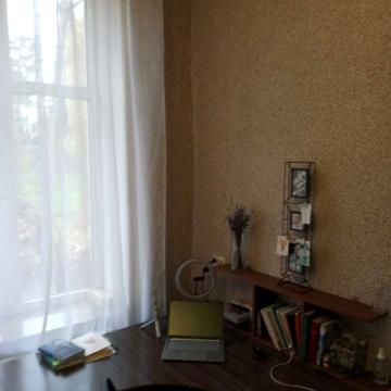 Продається двокімнатна квартира з І/О в центрі.