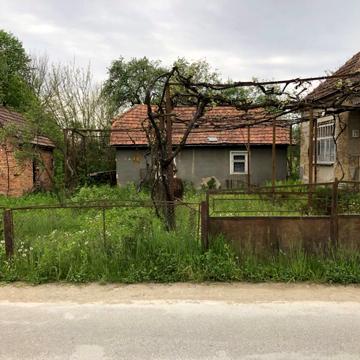 Будинок з садом і усіма комунікаціями
