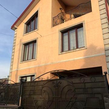 Продається будинок 2 поверхи+мансарда
