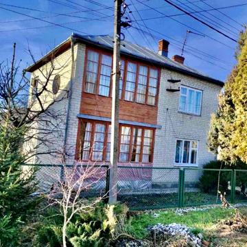 Продається 2-поверховий цегляний будинок. Чортків