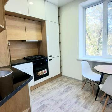 Продам 2 кв АО сталинка центр, прописаных нет, документы готовы 48000$
