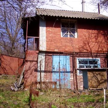 Продается земельный участок с постройками на нем.