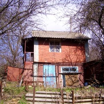 Продается земельный участок с постройками на нем.