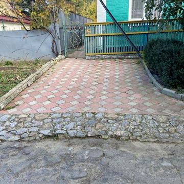 Продається пів будинку
