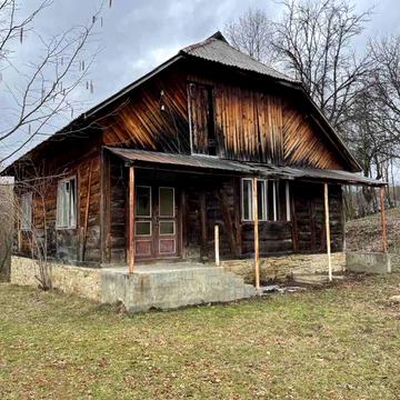 Продається старий будинок з великою земельною ділянкою