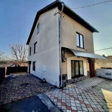 Продається добротний 2-поверховий цегляний будинок. Чортків