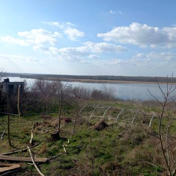 дом возле речке баловное