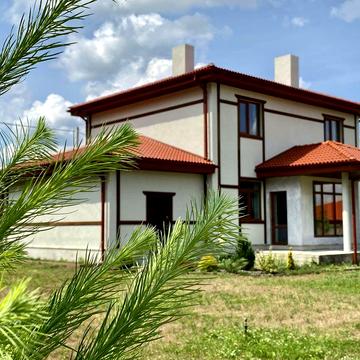 Двухэтажный , кирпичный дом с гаражом в лесной Буче. 12 соток участок