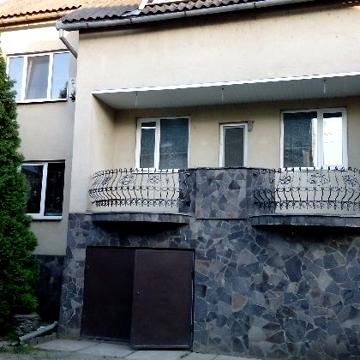 Дом в Мукачево с видом на замок.