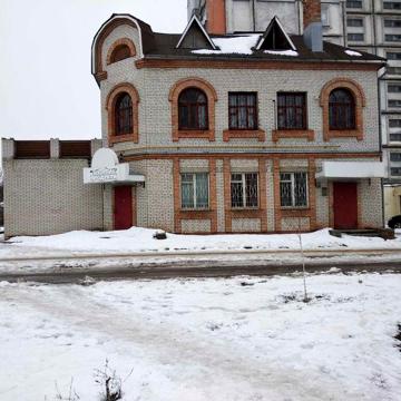 Двоповерхове приміщення, будинок.