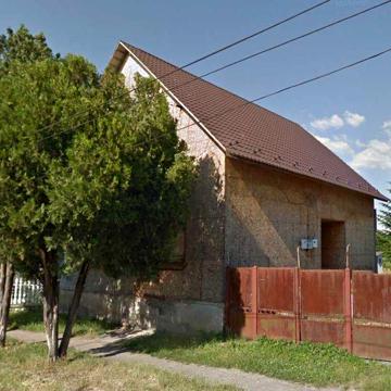 Продається Недобудований будинок в смт. Вилок з великою зем. ділянкою.