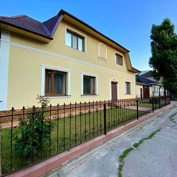 Добротный дом в центре