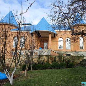 Сучасний будинок з мальльвничим видом на місто