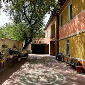 Будинок в центрі з власним подвірʼям