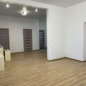 3-к 77 кв.м, 2 санвузли, свіжий ремонт. Меблі, техніка. Можливий обмін