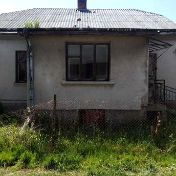 Будинок з ділянкою в м. Жовква