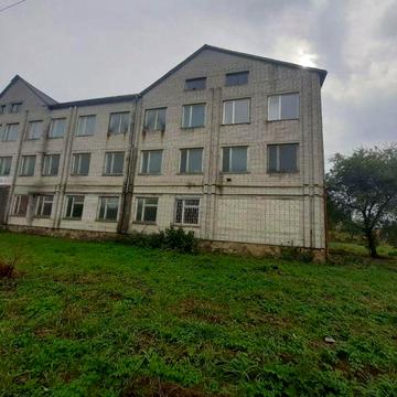 Оренда будівлі, можлива роздрібна оренда ( 2 і 3 поверх) 1 занято.