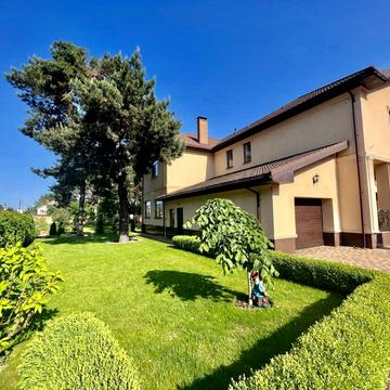 Вишуканий будинок з якісним ремонтом, басейном, гаражем та ділянкою