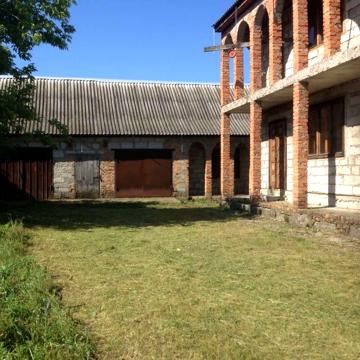 Продам дім з прибудинковою територією