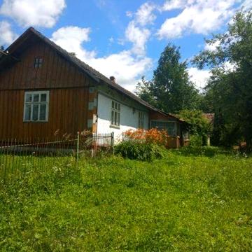 Продається хата із земельною ділянкою.